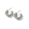 Pendientes de aro en C plateados con circonitas brillantes y un diseño grueso ondulado - Color Plata con Circonita