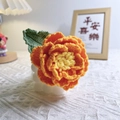 Handgehäkelte orangefarbene Pfingstrose in weißer Blasenvase für kreative Wohndeko - Kleine Pfingstrose Orange / Einzelstiel Fertigprodukt