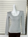 Détail de la texture en maille grise à col en U et de la coupe slim à manches longues - Gris Col en U