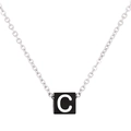 Collier à chaîne argentée avec pendentif carré noir orné de la lettre C élégante - Lettre C (KN238006-Z)