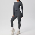 Détail de l'ensemble de yoga gris anthracite avec passe-pouces et texture de tissu sans couture - Gris Graphite