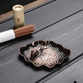 Détail d'un porte-encens en bronze de style escargot sur un plateau texturé de feuille de lotus - Assiette Feuille de Lotus + Escargot / Bronze Rouge