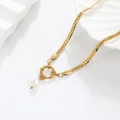 Detail van 18K vergulde platte slangenketting met parelhanger en ronde sluiting - Schakelketting (XL-1088-4)