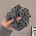 Grijze kanten scrunchie met zwarte stippen in de hand gehouden, maat 15cm - 4# Polka Dot Grijs