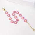 Pulsera de margaritas rosas en acabado dorado con cadena ajustable y cierre de langosta - Rosa