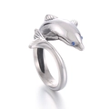 Bague dauphin en acier inoxydable poli avec des yeux en cristal bleu pour homme - US 8 / Dauphin aux Yeux Bleus (KR104181-BDJX)