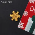 Macro detail van een kleine gouden glitter sneeuwvlok hanger voor DIY kerst decoraties - Klein Goud