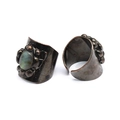 Detailansicht eines verstellbaren Bronze-Rings im Vintage-Stil mit ovalem Labradorit-Stein - Labradorit