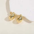 Detail von 14K vergoldeten Tropfenohrringen auf einem strukturierten Steinsockel - Ohrstecker (ES2142) / Gold