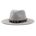 Primer plano de sombrero de paja gris con banda de cuero marrón y herrajes dorados - 58cm / Gris