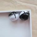 Set di campanelli in metallo bianco e nero da 4cm con ritagli a stella per il fai da te - Nero e Bianco