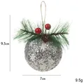 Pallina di Natale argento con aghi di pino, bacche rosse e pigne, altezza 9,5 cm - Argento