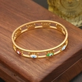 Goldener Evil Eye Armreif mit bunten Emaille-Anhängern auf einer dunklen Holzbox - Bunter Hohler Böser Blick Stil (5#)