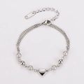 Detalle de colgante de corazón de acero y cuentas con grabado 18KGP en la pulsera - Color Acero
