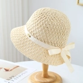 Chapeau de soleil au crochet beige avec ruban crème sur un support en bois - Beige