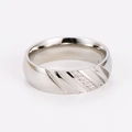 Detalle de anillo de acero plateado con ranuras a rayas y pequeños circones incrustados - US 6 / Color Acero