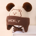 Berretto bimbo in maglia beige e marrone con paraorecchie, doppio pompon e ricamo LUCKY - Bambini / Beige