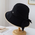 Detalle de sombrero de cubo negro texturizado con lazo lateral y borde beige en contraste - Negro