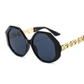 Lunettes de soleil octogonales noires avec branches métalliques dorées à motif grec évidé - Monture Noire Verres Gris
