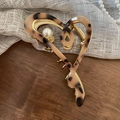 Detalle macro de la pinza de pelo corazón con estampado de leopardo y perla sintética - Grande / Pinza de Pelo de Corazón de Carey Grande