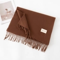 Sciarpa marrone effetto cashmere con dettagli di frange e un'etichetta minimalista - Senza Etichetta / Cioccolato