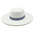 Détail d'un chapeau en feutre blanc avec ruban ethnique bleu aux motifs géométriques - M(56-58cm) / Blanc