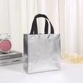 Sacchetto regalo laser argento in tessuto non tessuto con manici in stoffa nera - 23x22x11cm / Argento Laser