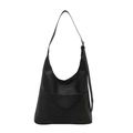 Borsa hobo nera minimalista con tasca frontale e tracolla regolabile su sfondo bianco - Nero