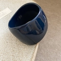 Detailansicht eines glänzenden, dunkelblauen, asymmetrischen Harzrings mit Skulpturdesign - Blau