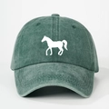 Primer plano detallado de gorra de béisbol de algodón lavado verde oscuro con estampado de caballo - Talla única / Verde Oscuro