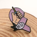 Broche de esmalte creativo con mano sujetando máquina de tatuar y rayo rosa - Daga