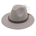 Dettaglio di cappello fedora in feltro grigio con fascia in pelle intrecciata e strass - Grigio chiaro