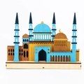 Detail van lasergesneden houten moskeemodel met blauwe koepel en gouden halve maan decor - Blauwe en Gele Architectuur Stijl (KZ-23031)