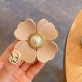 Molla per capelli a fiore rosa con grande perla centrale e rifiniture dorate - Beige