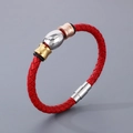 Rotes geflochtenes Lederarmband mit dreifarbigen Metallakzenten und Magnetverschluss - Stil A Armband (KB182856-TXH) / Rot