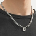 Zilveren Cubaanse ketting met een gotische letter D-hanger gedragen door model - Zilveren Letter D