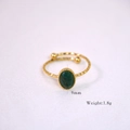 Macro detail van vergulde ring met groene ovale edelsteen en gehamerde metaaltextuur - Open / 9mm Steen / Afrikaanse Jade