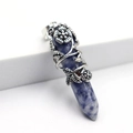 Détail du pendentif en sodalite avec ornements de vigne et fleurs en métal argenté - Jaspe à Points Bleus