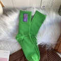 Chaussettes mi-mollet côtelées vert vif avec patch sourire violet pour femmes sportives - Taille unique / Vert Herbe