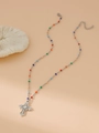 Dettaglio della collana in argento con perline colorate e ciondolo a croce con strass - Argento