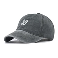 Dettaglio del ricamo a cuore su un cappellino da baseball grigio scuro lavato - M (56-58cm) / Verde Militare