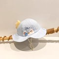 Detalle de gorro de sol azul claro para bebé con bordado de pingüino y estrella - 48-50cm (1-2 años) / Pingüino Azul