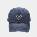 Détail de la broderie cœur sur casquette en jean délavé avec texture de qualité - Bleu marine