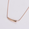 Dettaglio macro della collana a catena serpente in oro rosa con ciondolo a barra - Oro rosa