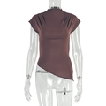 Detail van donkerbruine mouwloze gebreide top met asymmetrische zoom en rimpeling - S / Donkerbruin