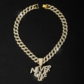 Collar de cadena cubana dorada con colgante Never Give Up y brillantes incrustados - Dorado con Cadena Cubana de 20 pulgadas