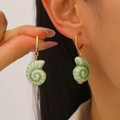 Boucles d'oreilles créoles conque en céramique verte et blanche et cercles dorés - Conque à Rayures Vert Clair (DZ-858)