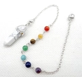Witte howliet zeshoekige pendel hanger met zeven chakra stenen aan een zilveren ketting - B17-Howliet
