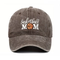 Detail der Basketball MOM Stickerei und des Basketballmusters auf der Baumwollkappe - Einheitsgröße / Kaffeebraun