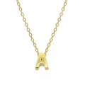 Dettaglio di una collana in argento dorato con un ciondolo a lettera A maiuscola - Lettera A / Oro